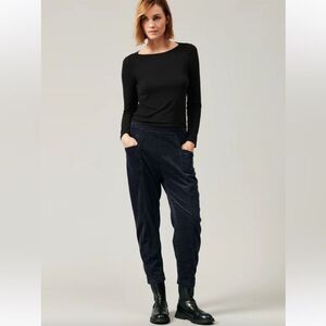 Transit Par Such Comfort fit pant with elastic waist in black corduroy